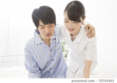 護士協助病人 護士協助病人 70783902