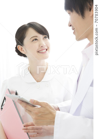 Doctors and nurses to talk Doctors and nurses to talk 70783904