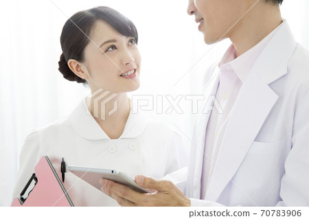 醫生和護士交談 醫生和護士交談 70783906