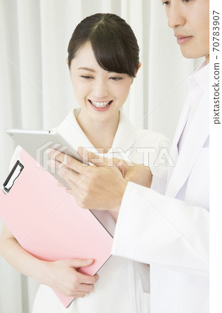 Doctors and nurses to talk Doctors and nurses to talk 70783907