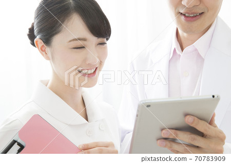 Doctors and nurses to talk Doctors and nurses to talk 70783909