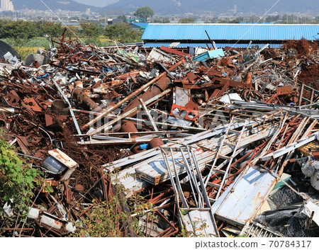 A junk dealer with a lot of scrap metal 70784317