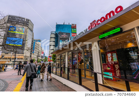日本東京的城市景觀在澀谷站八公前廣場的藍蛙遺址上出現了一種新的旅遊設施“澀八箱”。 70784660