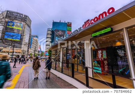 日本東京的城市景觀在澀谷站八公前廣場的藍蛙遺址上出現了一種新的旅遊設施“澀八箱”。 70784662