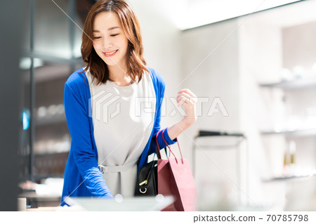 Women's shopping Shopping lifestyle Shooting cooperation: g GIFT AND LIFESTYL Women's shopping Shopping lifestyle Shooting cooperation: g GIFT AND LIFESTYL 70785798