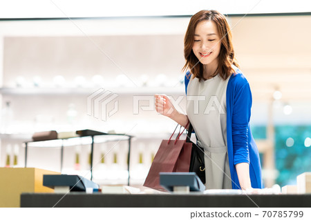 Women's shopping Shopping lifestyle Shooting cooperation: g GIFT AND LIFESTYL Women's shopping Shopping lifestyle Shooting cooperation: g GIFT AND LIFESTYL 70785799