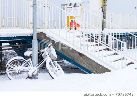 [JR北海道]停著的自行車上積雪的車站 70786742