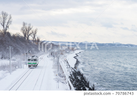 [JR北海道]沿著冬季海岸線行駛的汽車 70786743