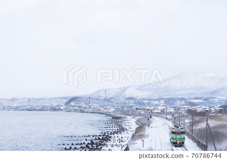 [JR北海道]沿著冬季海岸線行駛的汽車 70786744