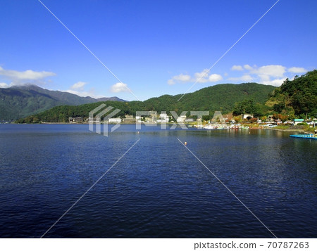 <山梨>川口湖的景色 <山梨>川口湖的景色 70787263