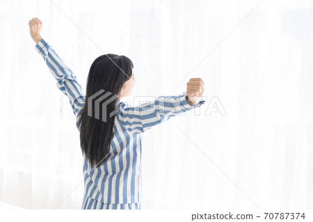 女人穿著睡衣，後視圖 70787374