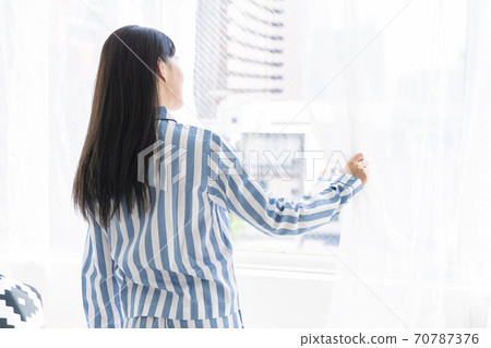 女人穿著睡衣，後視圖 70787376
