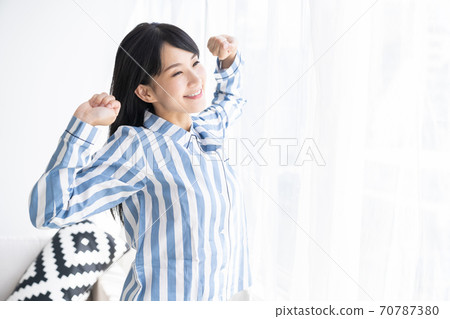 穿著睡衣的女人 穿著睡衣的女人 70787380