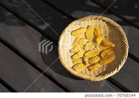 Dried potato  70788144