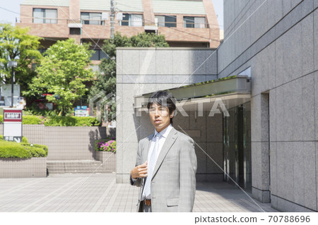 走在鎮裡的商人 走在鎮裡的商人 70788696
