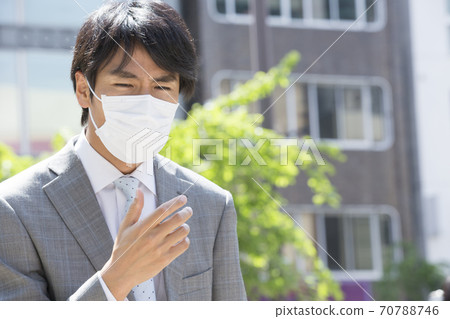 Hay fever businessman 70788746