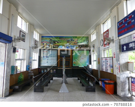 台灣花蓮-11/13/2013:整修前的台鐵吉安車站候車室 70788818