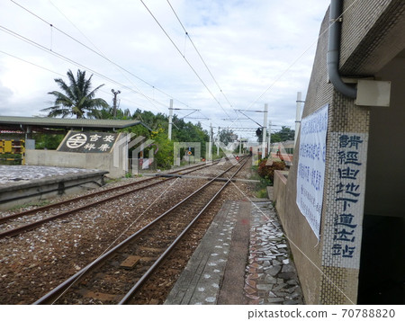 台灣花蓮-11/13/2013:整修前的台鐵吉安車站軌道及地下道 70788820