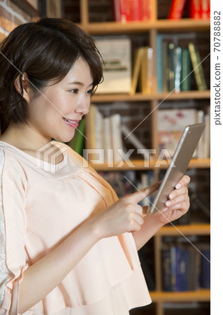 OL operating a tablet PC 70788882