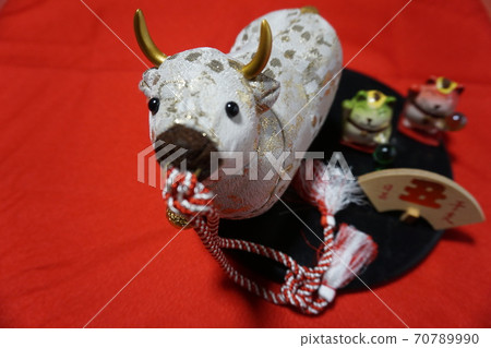 Zodiac decorations, ox figurines and accessories to celebrate the New Year 70789990