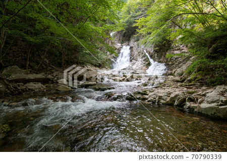 Inu return waterfall Inu return waterfall 70790339