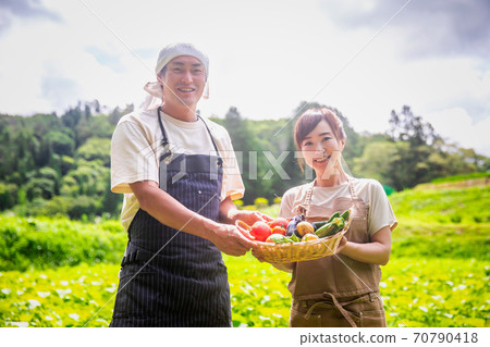 Men and women with vegetables Men and women with vegetables 70790418