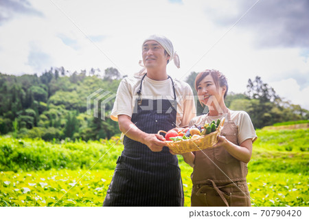 男人和女人與蔬菜 70790420