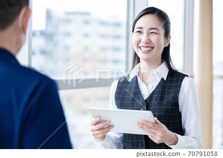 指導醫療片劑的女職工 指導醫療片劑的女職工 70791058