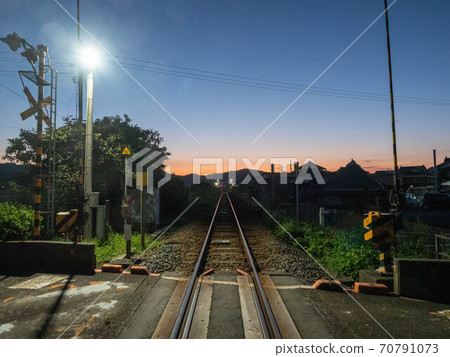 Railroad crossing at dawn 70791073
