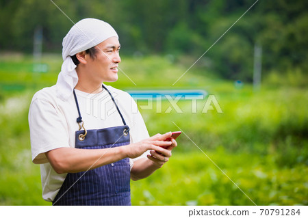 A man farming on a smartphone 70791284
