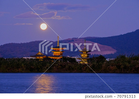 Full moon and evening view of Yakushiji Temple (Nara City, Nara Prefecture) Full moon and evening view of Yakushiji Temple (Nara City, Nara Prefecture) 70791313