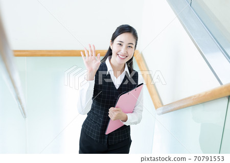 穿著醫務人員制服的女人的畫像 70791553