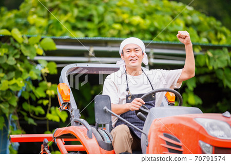 男子騎著拖拉機 男子騎著拖拉機 70791574