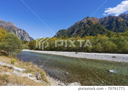 《Nagano Prefecture》 Autumn Kamikochi Azusa River and Hotaka Mountain Range 70791771