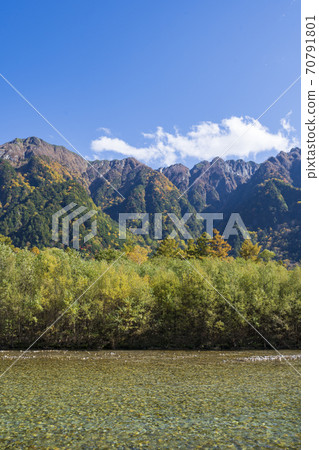 《Nagano Prefecture》 Autumn Kamikochi Azusa River and Hotaka Mountain Range 70791801