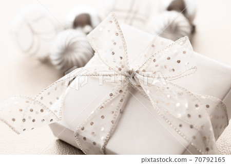 Present Present 70792165