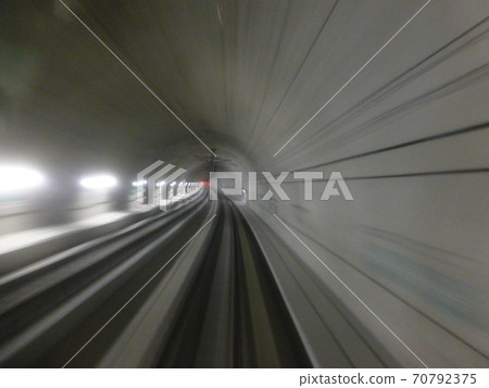 台灣花蓮-11/13/2013:列車高速行駛台鐵新光復隧道的印象圖 70792375
