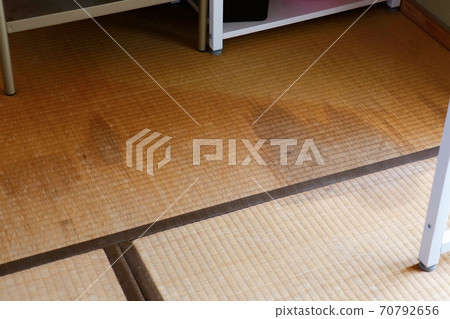 飲料溢出引起的榻榻米污漬 70792656