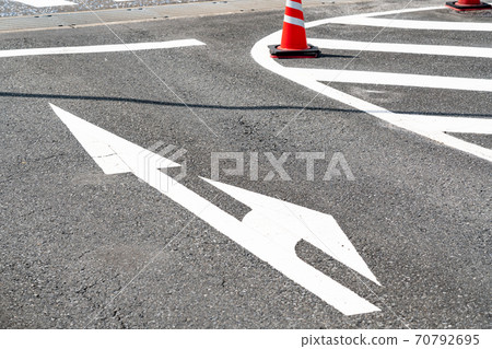 Road arrow 70792695