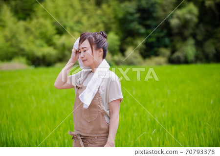 Farm women 70793378
