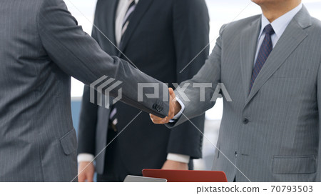 握手的商人 70793503