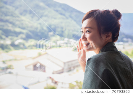 A woman who came to a hot spring trip 70793863