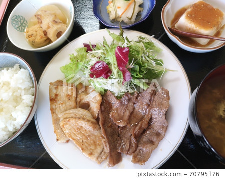 日式牛肉烤肉午餐 日式牛肉烤肉午餐 70795176