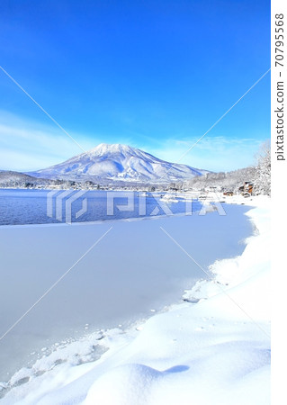 Lake Nojiri and Mt.Kurohime in winter 70795568