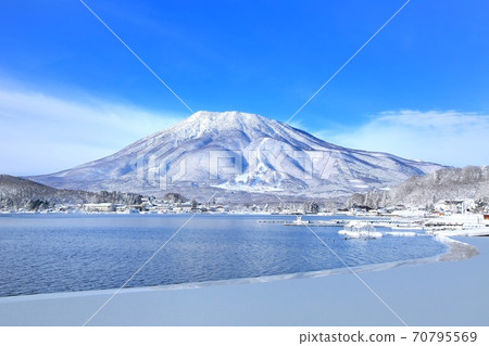 Lake Nojiri and Mt.Kurohime in winter 70795569