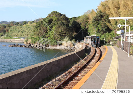 Yc1 diesel car departing from Chiwata Station on the Omura Line, Nagasaki Prefecture, near the sea 70796836