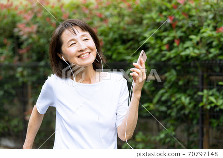 婦女走路智能手機 70797148