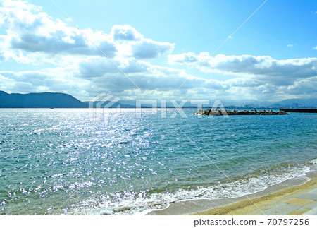 [Kagawa] Megijima, Onigashima beach where the sunlight reflects brilliantly 70797256
