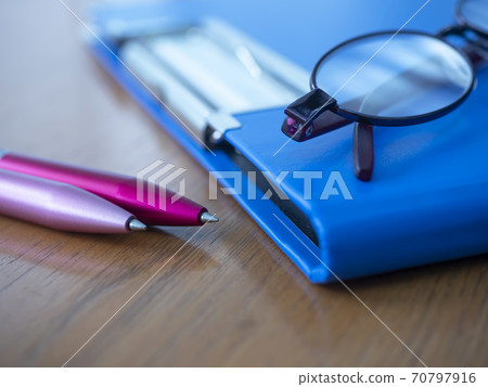 Business image ・Binder ・Glasses ・Women Business image ・Binder ・Glasses ・Women 70797916