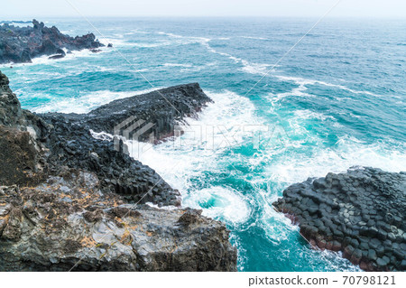 Jungmun Daepo Coast Jusangjeolli Cliff, Jeju Island Jungmun Daepo Coast Jusangjeolli Cliff, Jeju Island 70798121